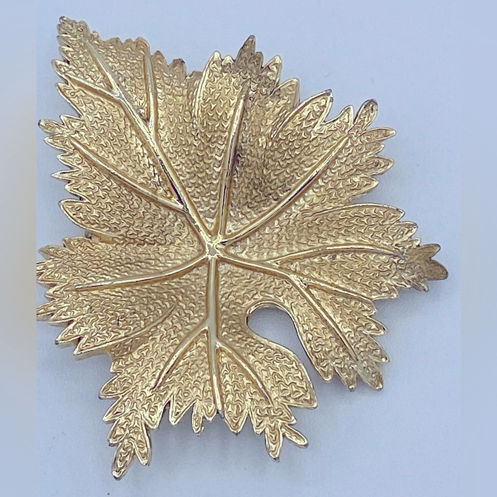 Vintage Textured Gold Tone Large Leaf Brooch 2 1/2” Long By 2” Wide